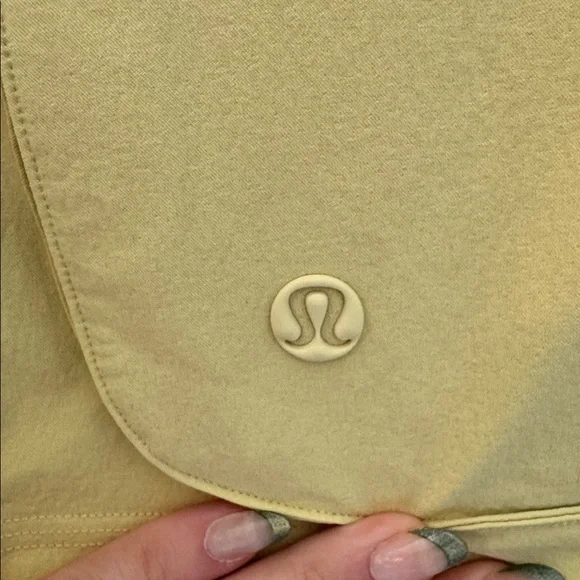 lululemon Women’s Relaxed Fit Super High Rise Yellow Cargo Short 4” size 10 NWT - Picture 8 of 9